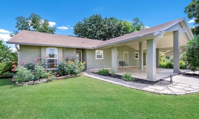 Seguin House | River Access Getaway/Fast WiFi/Firepit
