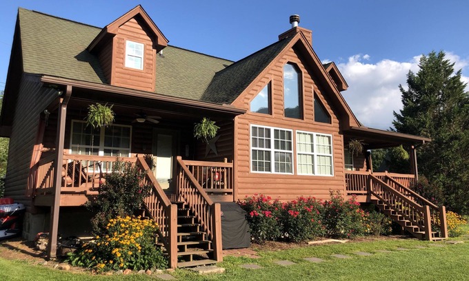 Hiawassee Cabin | River Cabin,Lrg Hot Tub,Inner Tubing,Pool,Trout Fishin,20 Min to Helen