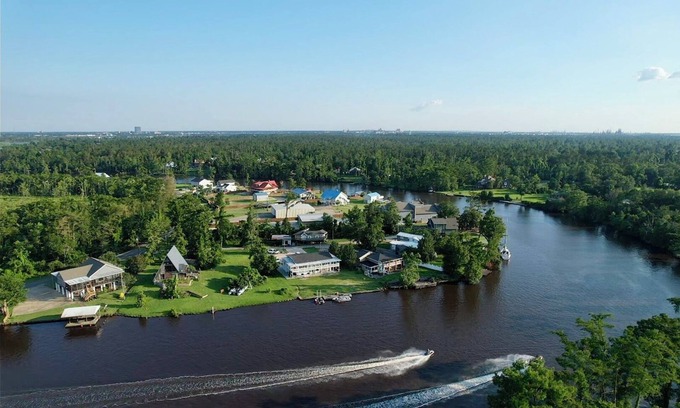 Moss Bluff House | RIVER FRONT HOUSE in Lake Charles nA rare gem located on scenic Calcasieu River.