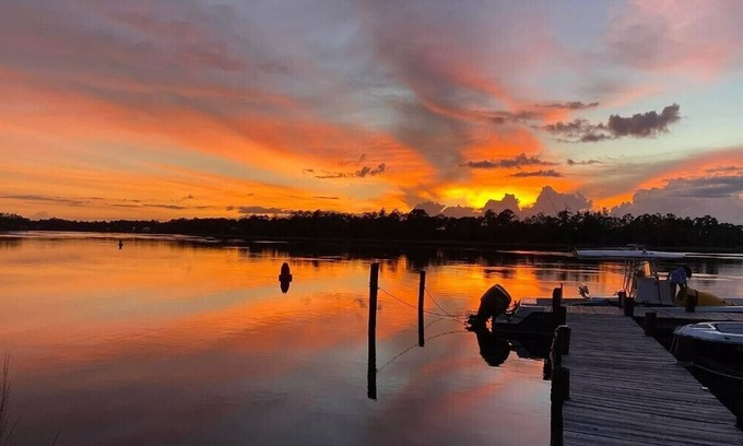 Carrabelle House | River front, less than 5 miles to the gulf, private dock & boat launch!