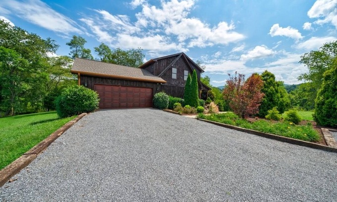 Hiawassee Cabin | River Gem on the river with a private location