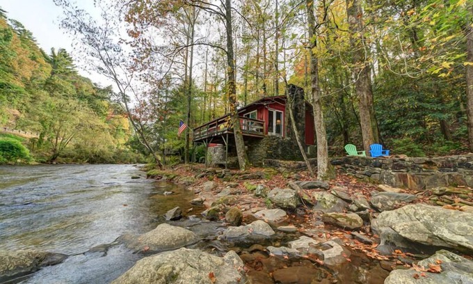 Helen Cabin | River Haus - Charming riverfront cabin right on the Chattahoochee