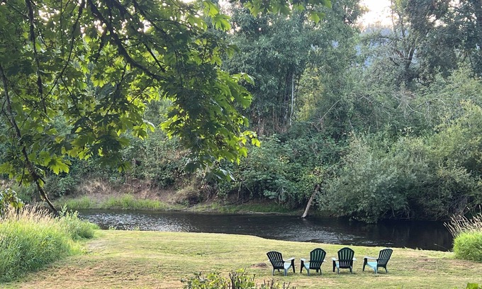 Marcola House | River house. Charming 3-bedroom house on the Mohawk River, Springfield, OR.