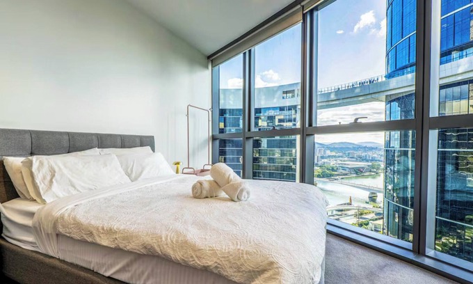 Brisbane Apartment | River Nights & City Lights - Luxe Stay + Carpark