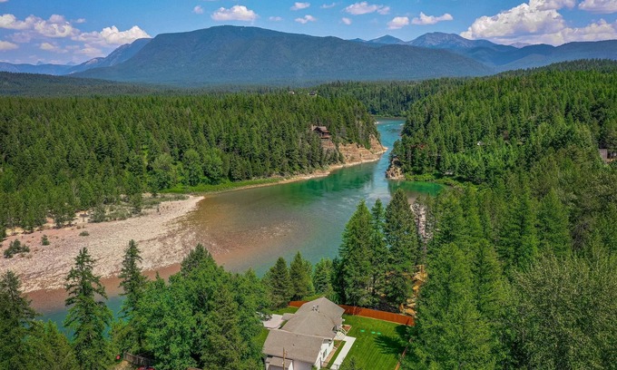 Whitefish House | River Overlook right outside Glacier National Park