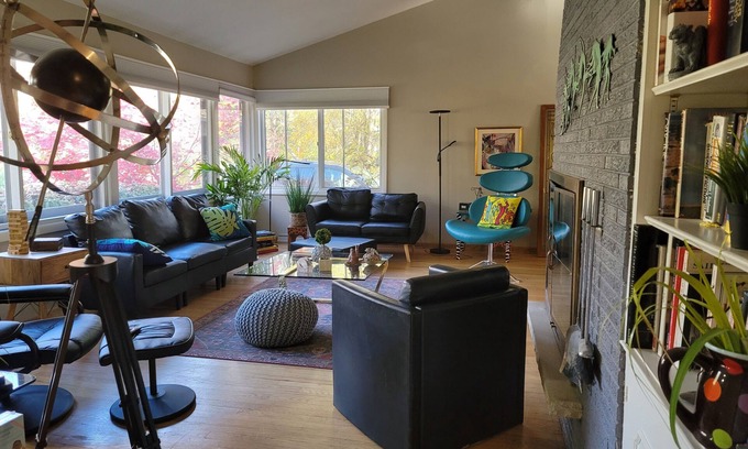 Mequon House | River Retreat and Habitat Executive Rental - 5BR