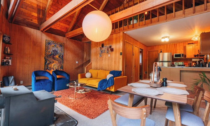 Gold Bar Cabin | River Retreat: Hot Tub, 3 Stories, River Access!