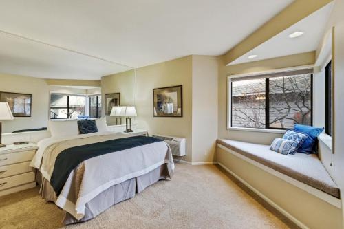 Century West House | River Ridge 330B - Meredith Lodging