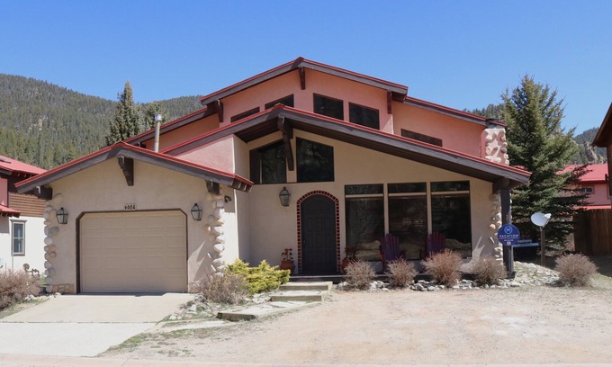 Red River House | River Ritz - Updated - Under New Management - In Town - Near the Ski Area - Fire