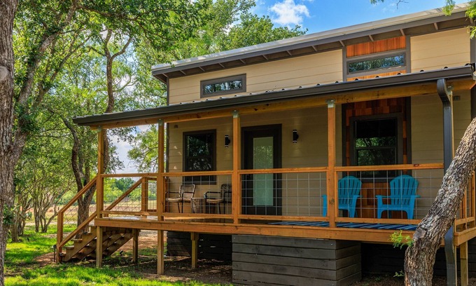 Fredericksburg Cottage | River's Edge Cottage with waterfront location, near wineries & town