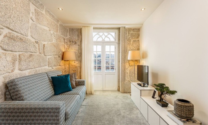 Sao Nicolau Apartment | River-View Retreat in Porto