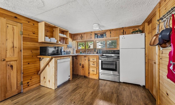 Townsend Cabin | RIVER VIEWS! 1/2 mile to GSMNP! 10 Mins to Cades Cove! Hot Tub! FirePit! Grill!