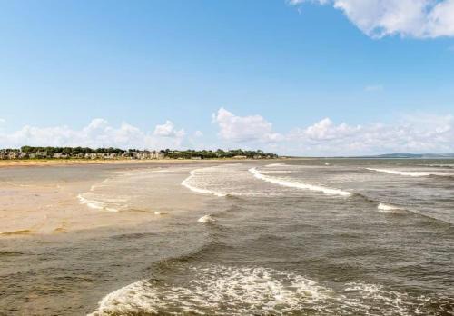 Nairn Apartment | River views 5 mins from beach
