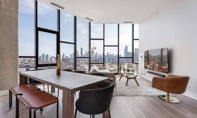 River West Apartment | River West 2 Penthouses: Skyline, Group Comfort