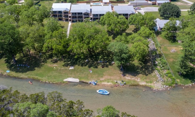 New Braunfels Condo | Riverbank Bliss at Rio Guadalupe | WIFI | Stunning Views