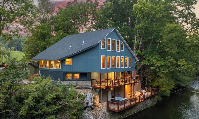 Pittman Center Ski Chalet | Riverbound | Hot Tub | River Access | Game Room