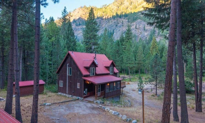 Ardenvoir House | Riverfront Cabin Retreat – Unplug & Reconnect on the Entiat