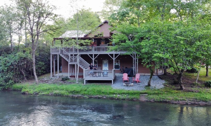 Murphy House | Riverfront Cabin w/Porch & Firepit - Peaceful Retreat Near Murphy, NC.