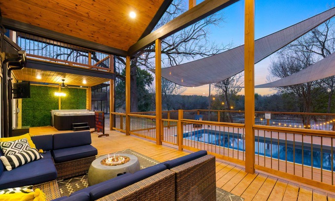 Broken Bow Cabin | Riverfront Escape | Pool, Slide, Kayaks & Fishing!