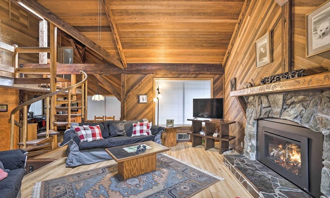 Gold Bar Cabin | Riverfront Gold Bar Cabin w/Hot Tub & Mtn Views!