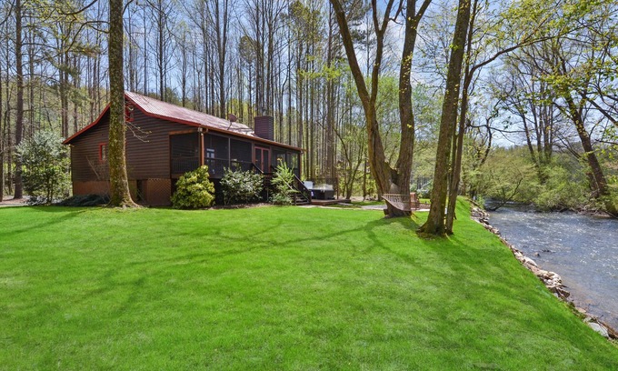 Blue Ridge Cabin | Riverfront, Hdtv, Flat Lot, Grassy Yard!