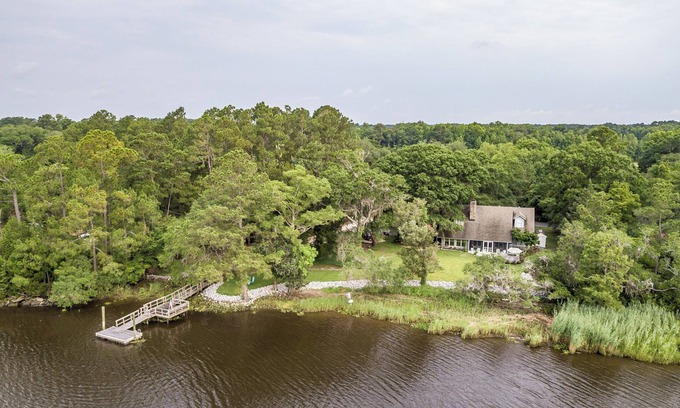 Georgetown House | Riverfront House on deepwater dock, boat ramp Windsor PL. WedgefieldGolfCourse