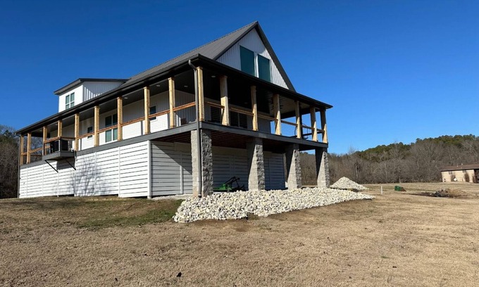 Calico Rock House | RIVERFRONT NEW 4-bedroom house with WiFi and AC in Calico Rock
