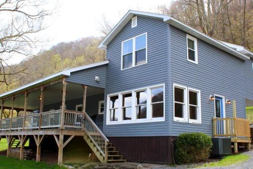 Bellepoint House | Riverfront Property in NRG National Park near Sandstone Falls- Wi-Fi, Pet-Friendly