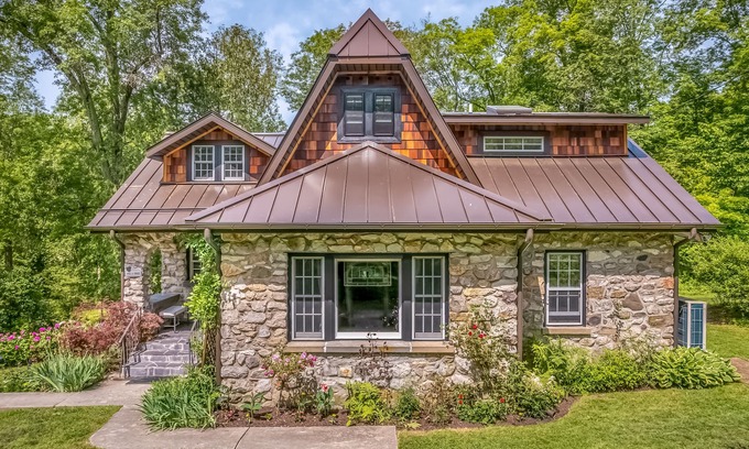 Gardiner House | Riverfront stone cottagenPrivate dock & boatsnPersonal spanprivate resort
