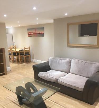 Boston Apartment | RIVERSIDE APARTMENT IN THE CENTRE