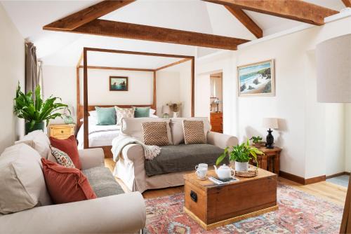 Bodmin House | Riverside cottage on private wildlife estate 2-bed