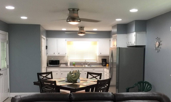 Issue Cottage | Riverside Cottage ~ Spacious for the Entire Family & Pets, 5 minutes to beach