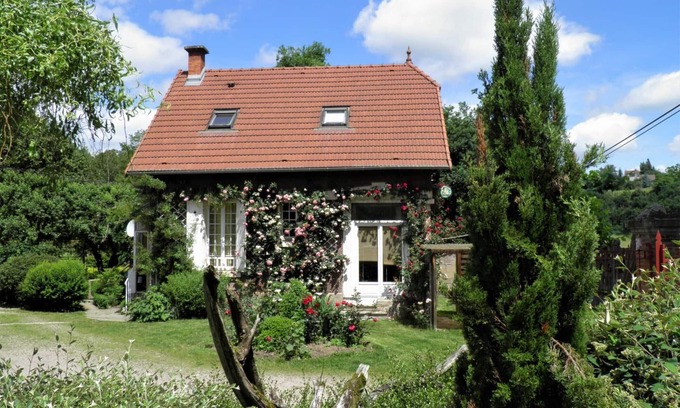 Herisson Cottage | Riverside cottage with enclosed garden in Hérisson