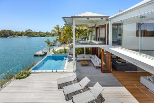 Noosa Heads House | Riverside Elegance on Noosa Parade