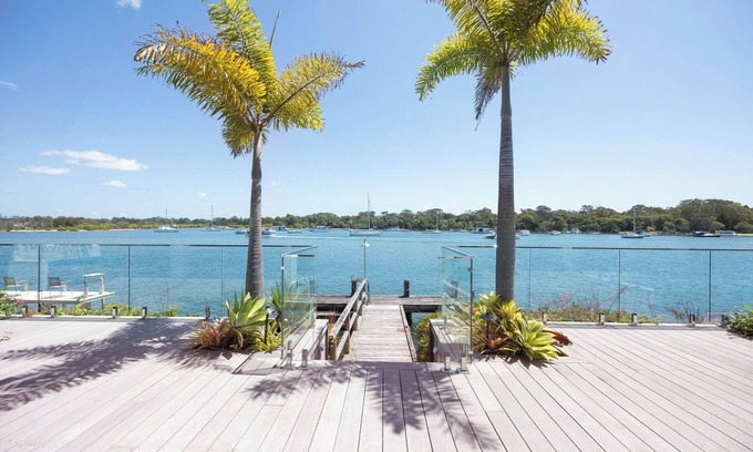 Noosa Heads House | Riverside Elegance on Noosa Parade