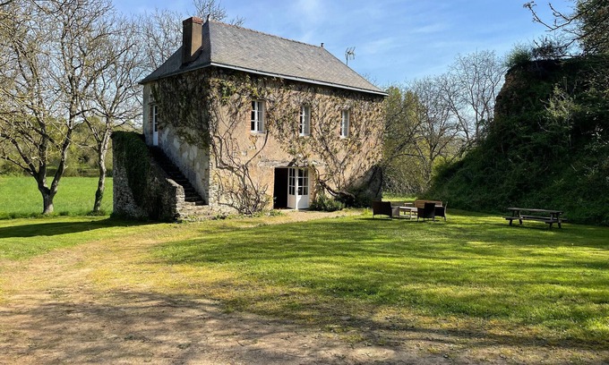 Solesmes Cottage | Riverside Retreat: Spacious 7-Bedroom House Near Le Mans with Internet, Baby Gear & Pet-Friendly