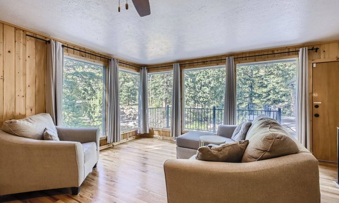 Lyons House | Riverside Retreat with Red Rock Canyon Views and High-Speed Internet