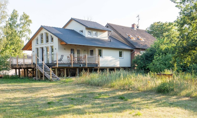 Sudwinsen House | Riverside Stay in Sudwinsen