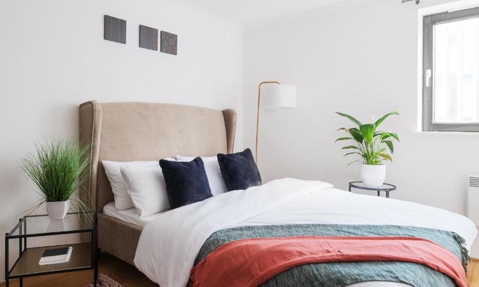 Canary Wharf Apartment | Riverside Two Bedroom Apartment in Canary Wharf
