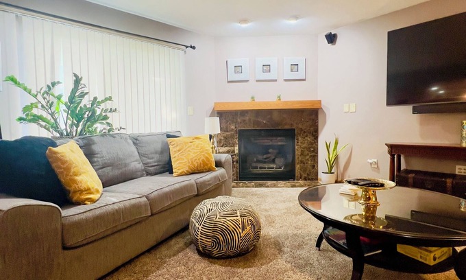 Milwaukee House | RNC! Delightful 3-bedroom house in Milwaukee with garage and a beautiful yard.