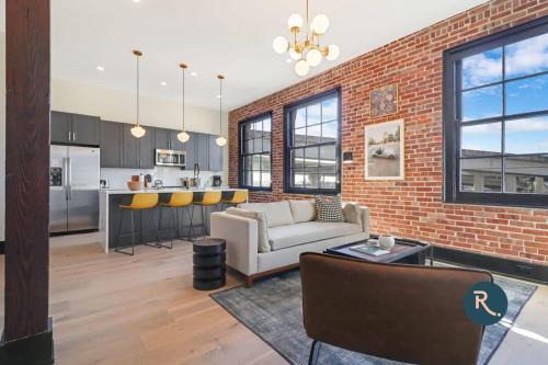 Arts/Warehouse District House | Roami at The Lola Near Bourbon St 3BR #38