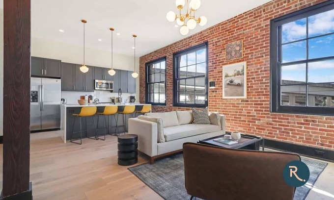 Arts/Warehouse District Apartment | Roami at The Lola | Group Friendly #82