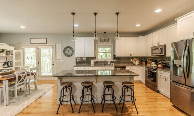 Saluda House | Roamin Falls Mountain Getaway - Hiker's Dream