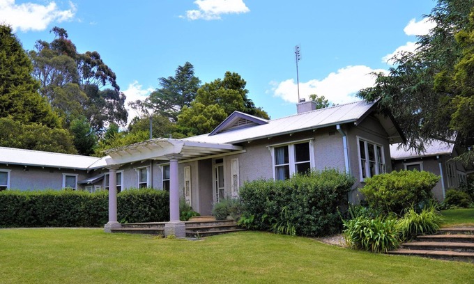 Moss Vale House | Robin Hill Manor - Stay 3 Pay 2