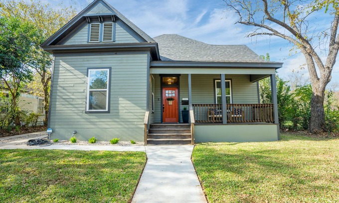 Waco House | Robinhood Lodge, Modern Family Getaway