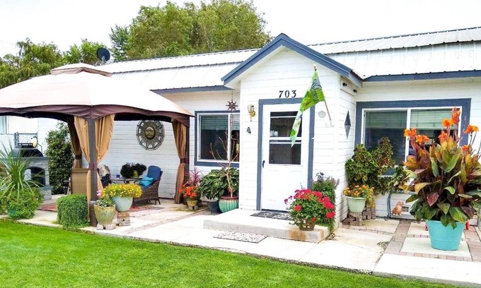 Benton City House | ROBINS NEST- Beautiful, newly renovated house less than 5min from wine country.