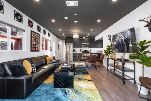 Hollywood Hotel | Rock n Roll by AvantStay Vibey 2BDR in Prime Hollywood Steps to Attractions