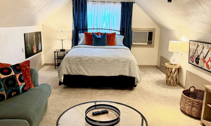 Shaker Heights Apartment | Rock & Roll Suite CLE - 1 Bedroom/1 bathroom near Downtown Cleveland, OH