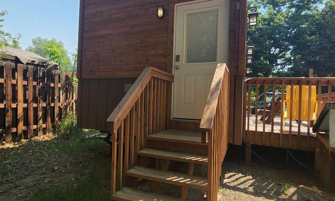 Lyons Resort | Rocky Mountain Bunkhouse – A Cozy, Riverside Escape in Lyons, CO