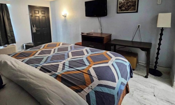 Hattiesburg Apartment | Rodeway Inn Hattiesburg North - King Room - Smoking 8